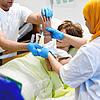 Eine ausländische Pflegekraft bei einem Praxistraining in einer Klinik.