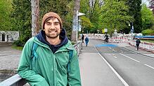 Manuel Oestringer, Kandidat der Linken Liste, auf der Fahrradbrücke. Hier sehe man exemplarisch, was in Konstanz beim Klimaschutz gut ...
