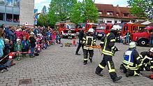 Hier ist die Brigachtaler Hauptwehr in vollem Einsatz. Es gilt, eine unter einem Metallträger eingeklemmte Person zu retten. Zwei ...