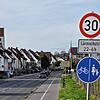 Auf etlichen Straßenabschnitten wie auf der Bodenseestraße in Ailingen gilt nachts schon Tempo 30 – davon soll es künftig deutlich mehr ...
