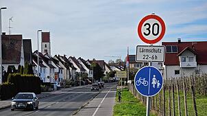 Auf etlichen Straßenabschnitten wie auf der Bodenseestraße in Ailingen gilt nachts schon Tempo 30 – davon soll es künftig deutlich mehr ...