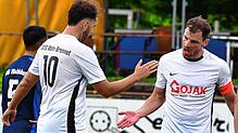 Schützenfest: Die SG FC Wehr/Brennet – hier Toni Santoro (links) und Fabian Schmidt – gewann beim Bezirksliga-Schlusslicht VfB Waldshut ...