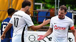 Schützenfest: Die SG FC Wehr/Brennet – hier Toni Santoro (links) und Fabian Schmidt – gewann beim Bezirksliga-Schlusslicht VfB Waldshut ...