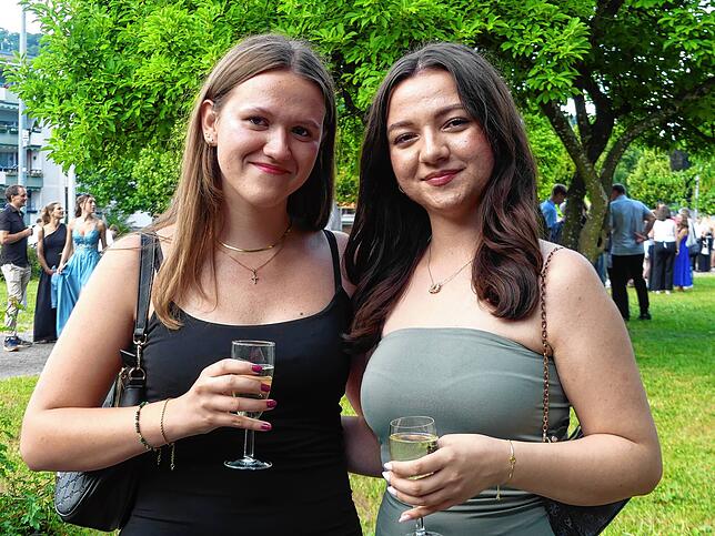 Bild 13: Erfolgreicher Abschluss: Abiturientinnen feiern in Tiengen ihren Abiball