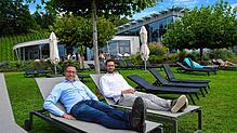 Thermeleiter Fabian Dalmer (links) und Architekt Jonas Neusch können sich 100 Tage nach Wiederöffnung der Therme noch nicht ganz ...