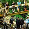 Die Engeschlucht ist wieder begehbar. Unser Bild zeigt vom Narrenverein Bachheim auf der Brücke von links Andreas Kurfürst, Martin ...
