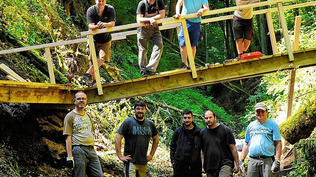 Die Engeschlucht ist wieder begehbar. Unser Bild zeigt vom Narrenverein Bachheim auf der Brücke von links Andreas Kurfürst, Martin ...
