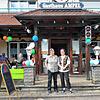 Karin Wannöffel (links) hat das Gasthaus Ampel der neuen Pächterin Alice Neagoe feierlich übergeben.