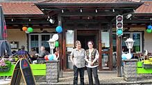 Karin Wannöffel (links) hat das Gasthaus Ampel der neuen Pächterin Alice Neagoe feierlich übergeben.