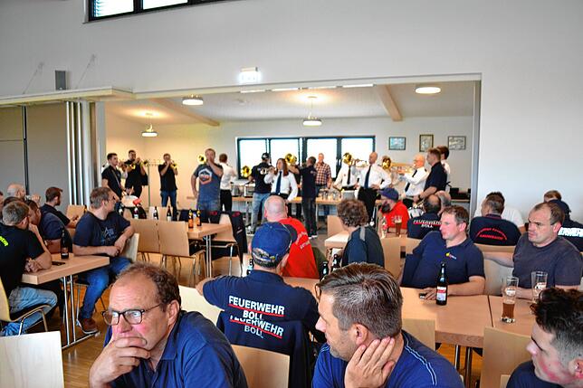 Etwas gemütlicher hatten es die Wehrmänner bei der Übungsbesprechung im Feuerwehrgerätehaus in Sauldorf. Im Hintergrund die Abteilung ...