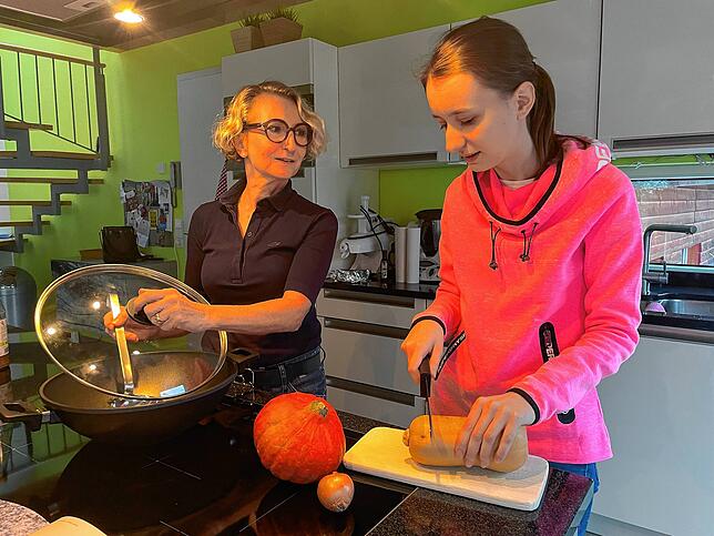 Smilla und Sabine Messmer kochen gerne zusammen. Zur Zeit ist die koreanische Küche bei Smilla sehr beliebt.
