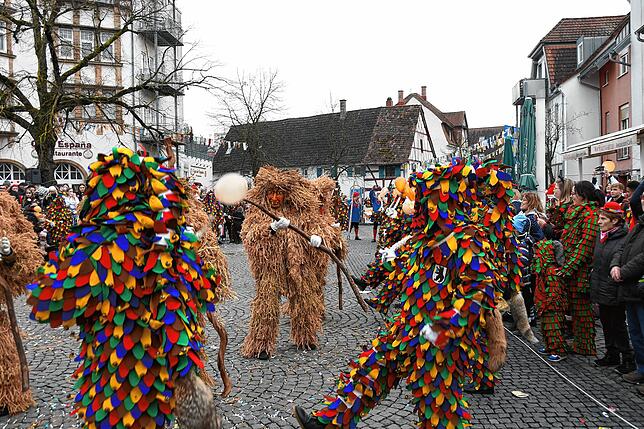 Beim Narrenbaumstellen in Singen zeigt sich auch der Hoorige Bär.