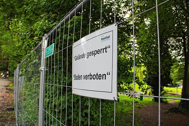 Weil es an einer zertifizierten Badeaufsicht fehlt, hat die Stadt das Buchenseebad abgesperrt und das Baden dort untersagt.