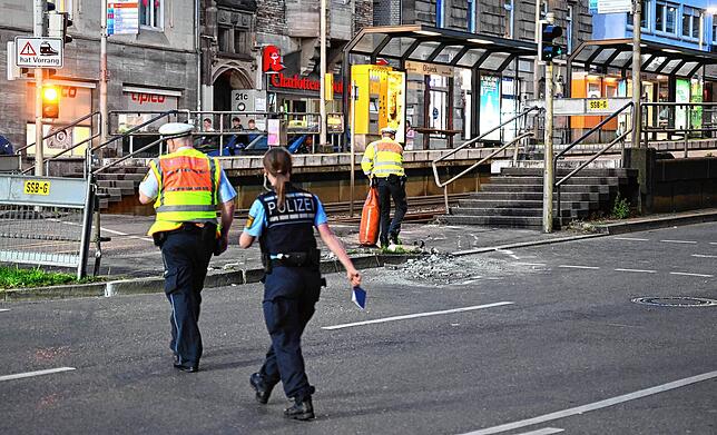 Zahlreiche Einsatzkräfte von Polizei und Feuerwehr sind am Freitagabend in Stuttgart im Einsatz.