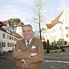 Albrecht Graf von Brandenstein-Zeppelin vor dem Schloss Mittelbiberach, in dem er lebt: Auf dem Anwesen der Familie befindet sich das ...