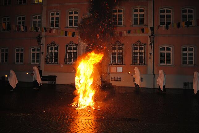 Lichterloh: Vor dem Waldshuter Rathaus geht der Narro in Flammen auf. Damit ist die Fasnacht 2020 beendet.