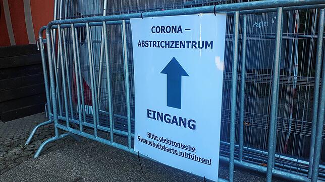 Das Abstrichzentrum an der Hallerhöhe nimmt Abstriche für PCR-Tests vor.