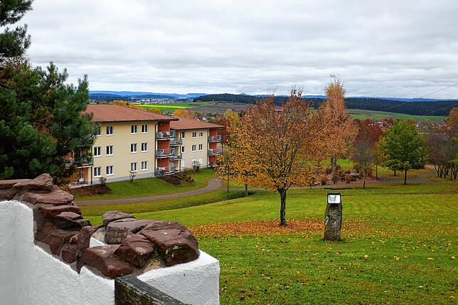 Blick von der „Burg“ der Kinderkrebsnachsorgeklinik in Richtung des geplanten Standortübungsplatzes am Ochsenberg und den ...