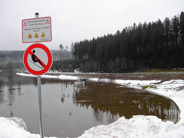Das Wasser im Rückhaltebecken steigt. Das Zwick-Kraftwerk verschwindet langsam im Wasser der Breg.