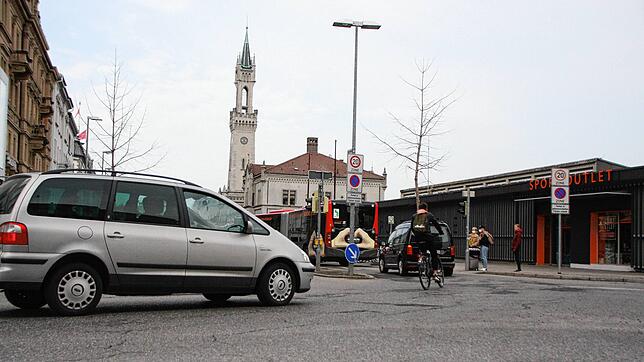 Bald soll Schluss sein mit dem Linksabbiegen von der Bodanstraße zum Bahnhof. Nach dem C-Konzept sollen Autos über einen Kreisel zurück ...