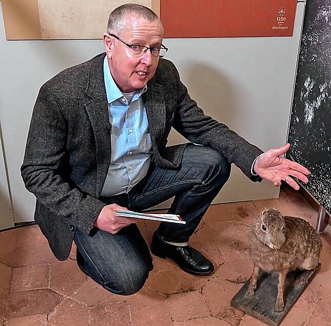 Amüsant wirbt Museumskustos Peter Graubach für die Ausstellung „Überlingen legendär!“, die die sagenhafte Stadtgeschichte ...