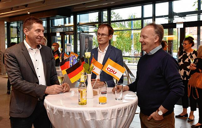 Bild 10: Wahlparty der CDU: Feierstimmung will bei den Christdemokraten nicht aufkommen
