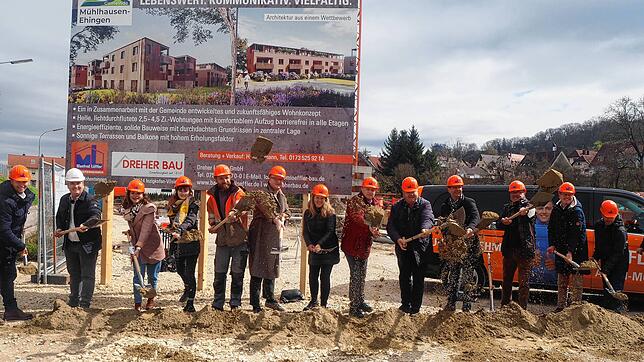 Bauherren, Planer, Architekten, Vertreter der Verwaltung und der Bürger sowie der Caritas packen mit an, um die Großbaustelle offiziell ...