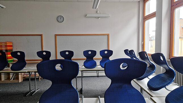 940 Lüftungsfilter, wie hier einer an der hinteren Wand des Klassenzimmers hängt, wurden in Friedrichshafener Kitas und Schulen installiert.