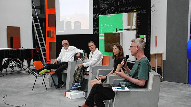 Harald F. Müller, Christiane Mayer-Stoll, Tina Braegger und Georg Imdahl (von links) diskutieren im Atelier Stratozero in Singen über ...