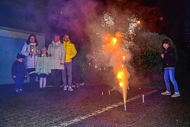 In Mönchweiler wird zum neuen Jahr eine Bodenfontäne gezündet.