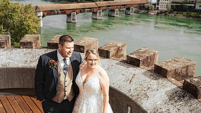 Christina und Timo Reinartz haben im September 2023 im Bad Säckinger Schlosspark geheiratet. Der Diebsturm und die Holzbrücke bieten ...