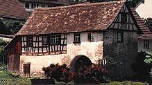 Das Torhaus im Jahr 1998 vor der Sanierung.