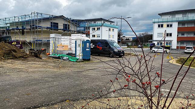 Neben diesen Häusern möchte die Stadt ein kommunales Wohngebäude mit Sozialwohnungen errichten. Blick vom dafür anvisierten Grundstück ...