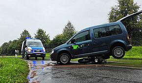 Nach dem Zusammenstoß überrollte der VW Caddy das Motorrad.
