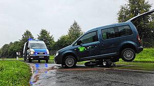 Nach dem Zusammenstoß überrollte der VW Caddy das Motorrad.