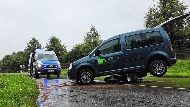 Nach dem Zusammenstoß überrollte der VW Caddy das Motorrad.