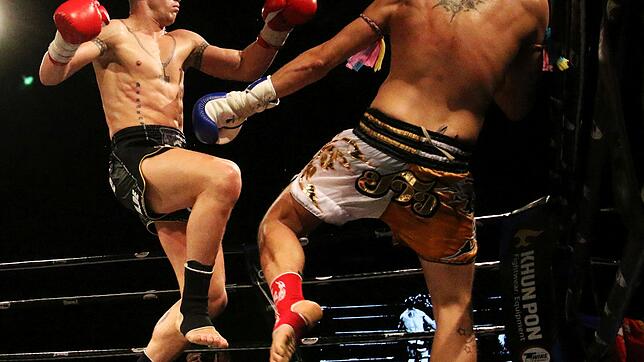 Sebastian Harms-Mendez (links) verteidigt auf der 5. Bodensee Fightnight am 24. März in Mühlhofen den WBC Europameistertitel.