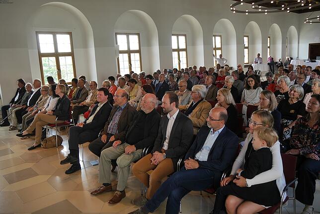Zahlreiche Gäste verfolgten im Festsaal die Ausstellungseröffnung.