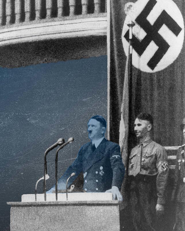 Adolf Hitler während seiner Rede am 08. November 1939 im Bürgerbräukeller. In der Säule hinter der Fahne tickt Georg Elsers Zeitbombe.