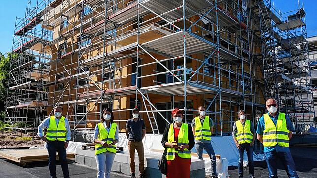 Beim Oekogeno-Wohnprojekt &bdquo;Am Kaltenbach&ldquo;: Vor einem der zwei bereits errichteten Holz-Wohnblöcke stehen (von links) Herbert ...