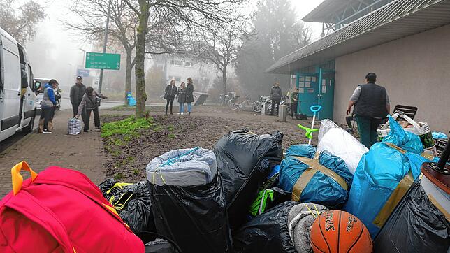 In aller Frühe: Teilabzug der ukrainischen Flüchtlinge aus der Mettnauhalle. 100 Kriegsflüchtlinge aus der Ukraine werden in die ...