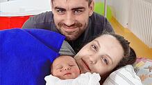 Geschafft, aber glücklich: Die Eltern Melanie Kirst und Tom Siegemund heißen am 1. Januar ihre erste Tochter Leya-Khaleesi willkommen.
