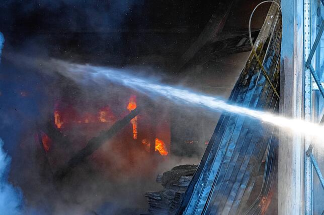 Flammen im Gebäude der Firma Stegmaier: Dort hinein können die Feuerwehrleute nur unter Atemschutz.