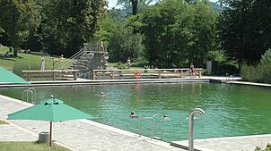 Das Murger Naturerlebnisbad ist chlorfrei und weit über die Grenzen der Gemeinde beliebt. Im Bild das Schwimmerbecken mit Sprungfelsen. ...
