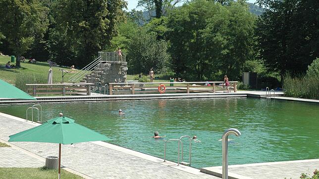 Das Murger Naturerlebnisbad ist chlorfrei und weit über die Grenzen der Gemeinde beliebt. Im Bild das Schwimmerbecken mit Sprungfelsen. ...