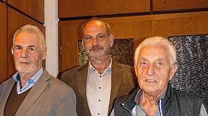 Gemeinschaftsleiter Andreas Blossei (Mitte) dankt Ernst Danner (links) und Richard Müller für ihre 40-jährige Treue zur ...