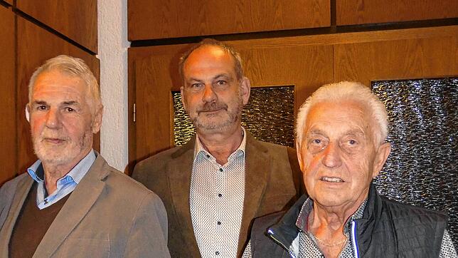 Gemeinschaftsleiter Andreas Blossei (Mitte) dankt Ernst Danner (links) und Richard Müller für ihre 40-jährige Treue zur ...
