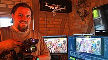 Nick Platzer an seinem Arbeitsplatz in Überlingen. Gerade schreibt er die Untertitel für seinen Dokumentarfilm „The Last Places“.