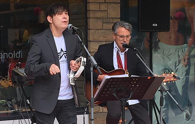 Christian Albert (links) und Hans Wöhrle sorgen für die musikalische Unterhaltung beim Straßenfest in der neugestalteten Hegaustraße.