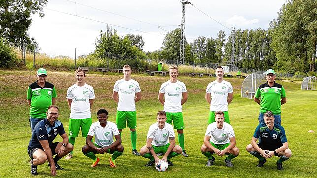 Die DJK-Verantwortlichen mit den Neuzugängen: Stehend von links: Spielausschussvorsitzender Thomas Wild, Fabian Müller, Denis Becker, ...